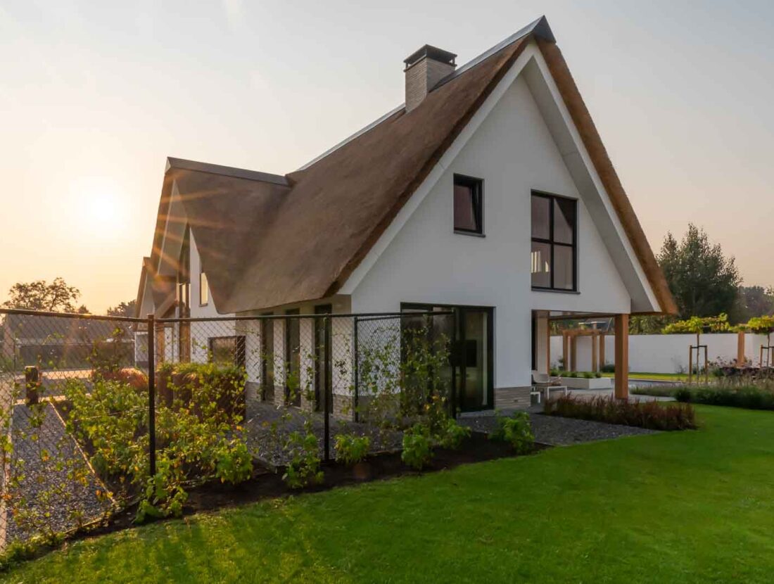 Achterzijde van landelijk-moderne villa met zwembad