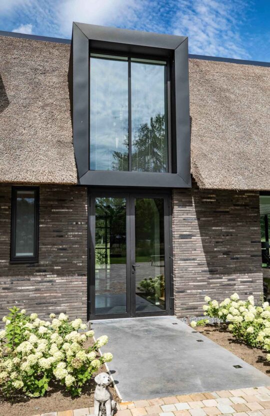 Luxe villa Wierden voordeur