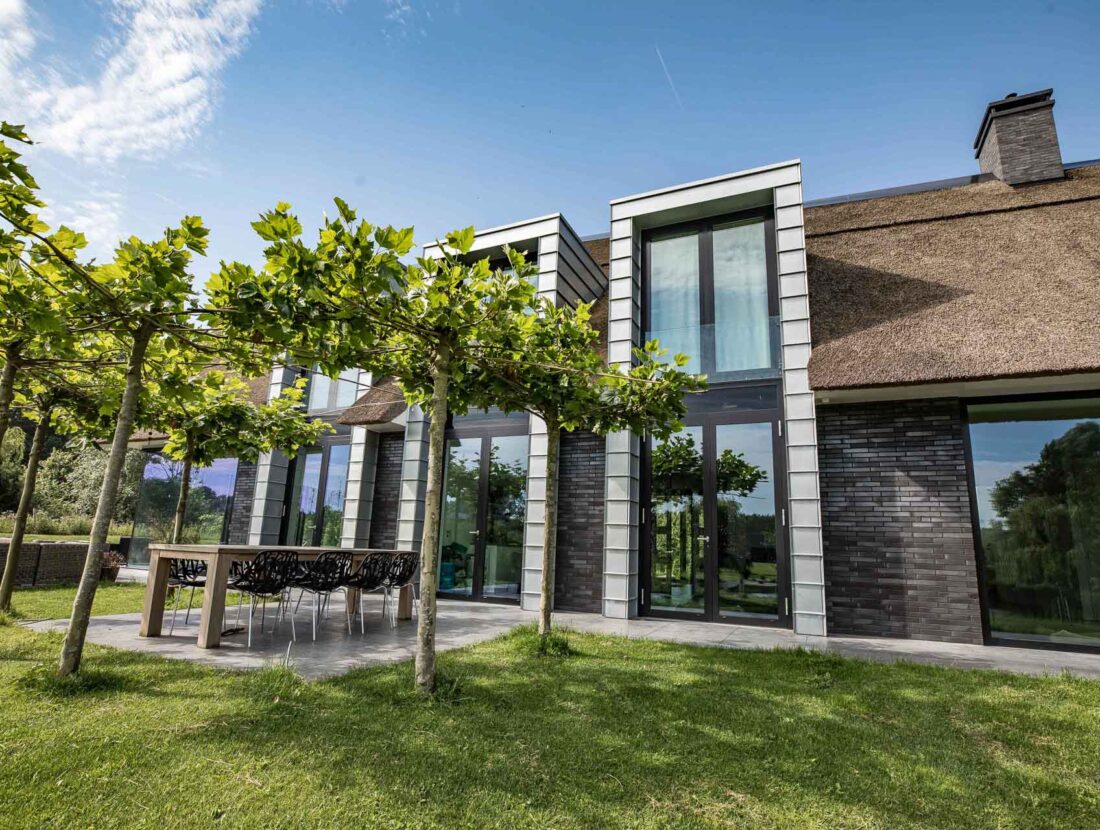 Luxe villa Lelystad met metalen details om de kozijnen