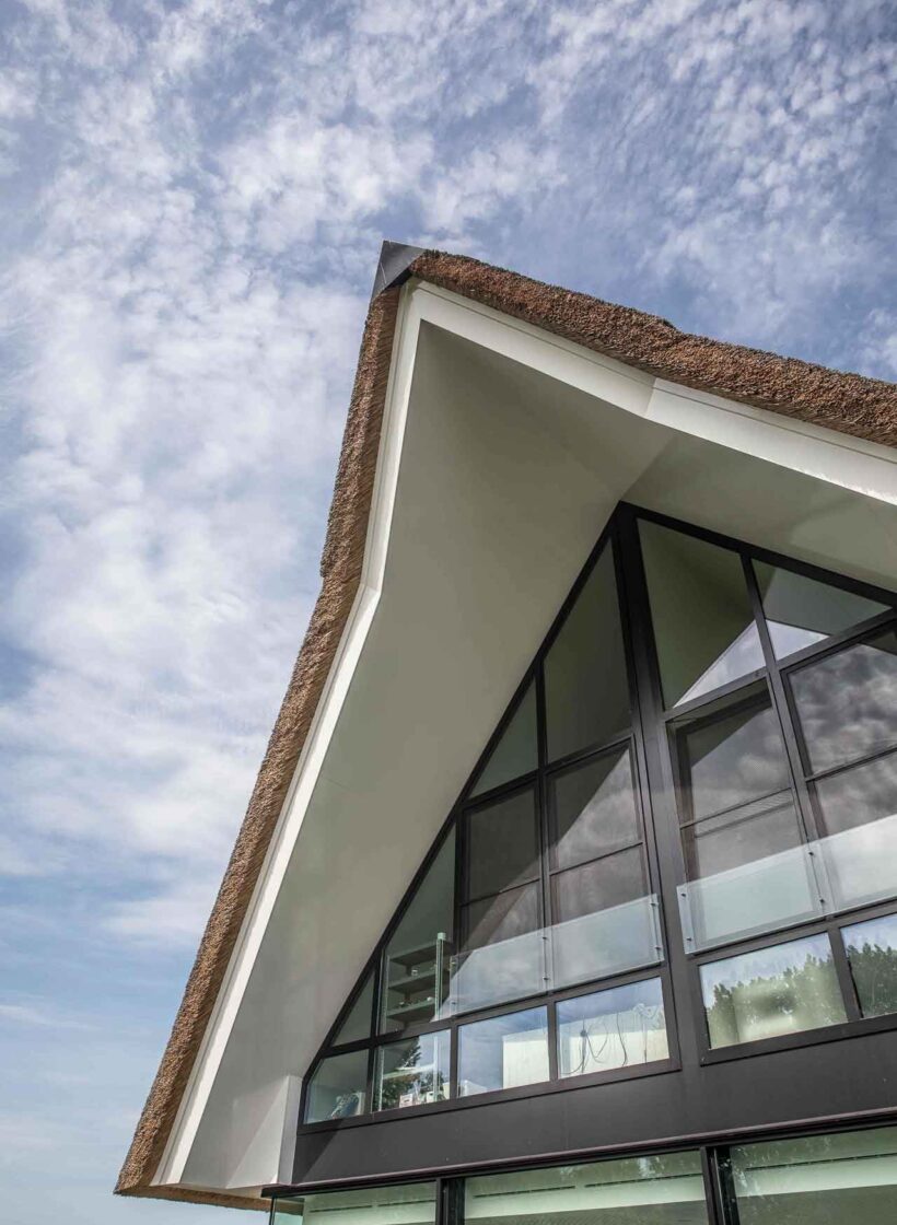 Luxe villa Lelystad detail foto rieten kap