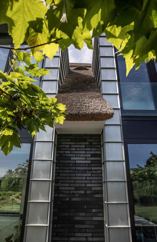 Luxe villa Lelystad metalen details met een rieten dak