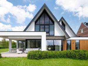 Achterzijde villa met luxe overkapping