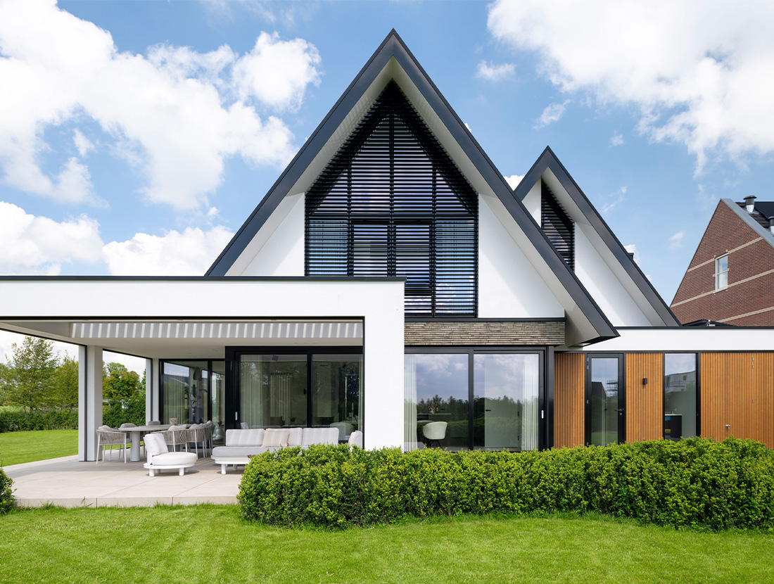 Achterzijde villa met luxe overkapping