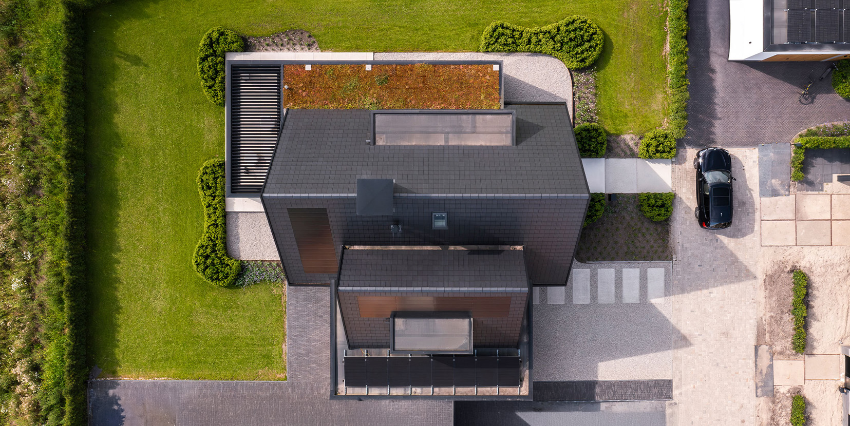 Bovenaf foto van pannendak en perceel luxe villa