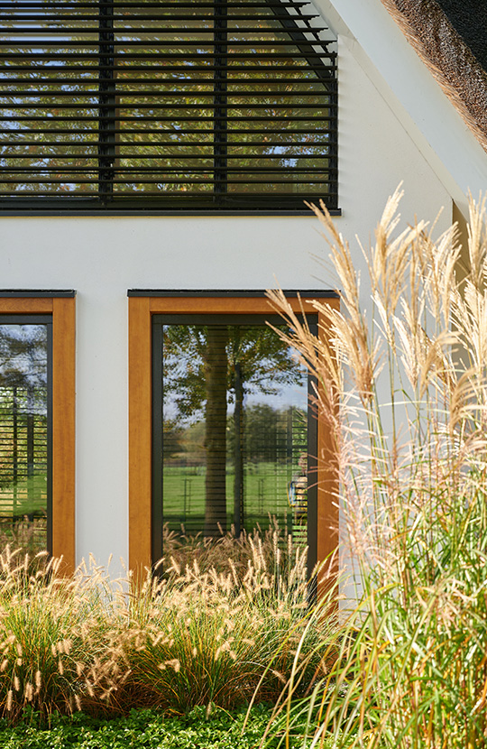 Donkere kozijnen bij witgestucte luxe villa