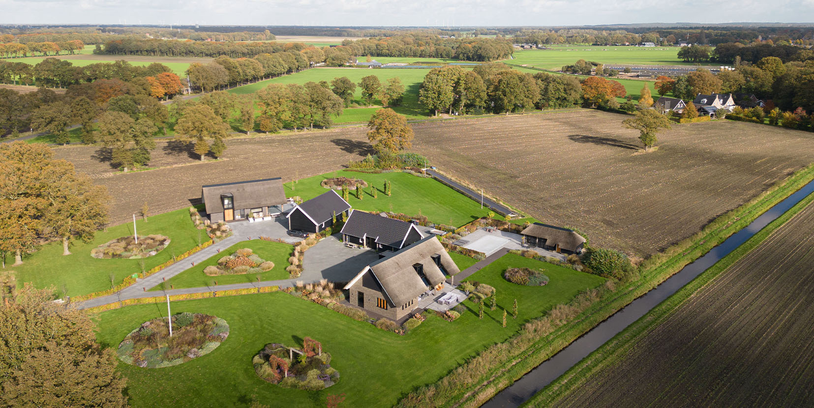 Drone foto van erf met twee schuurwoningen