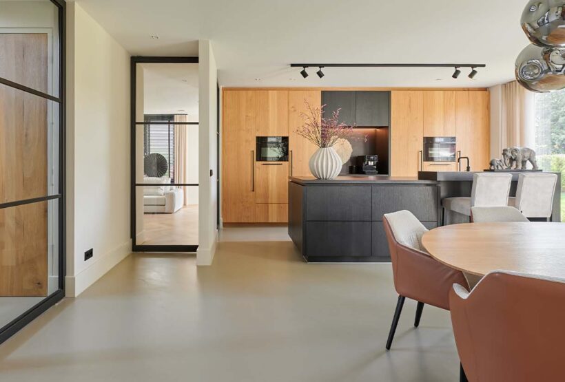 Luxe keuken met zwarte en houten kasten