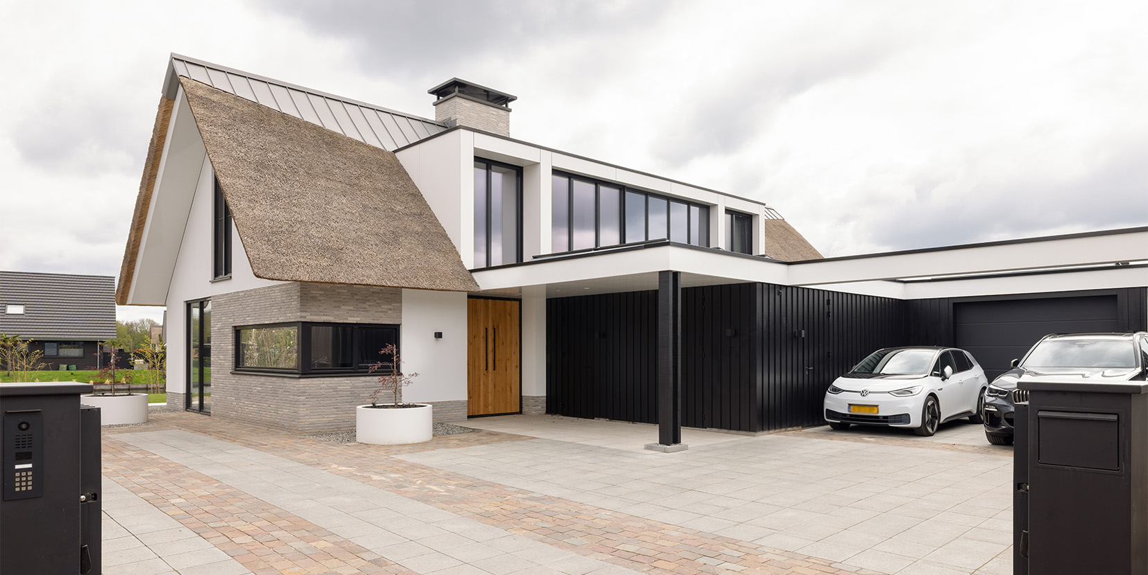 Moderne villa met riet en zink