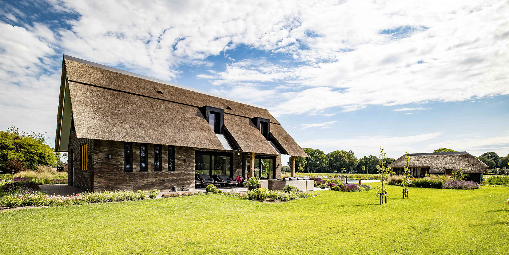 Moderne schuurwoning met poolhouse en zwembad