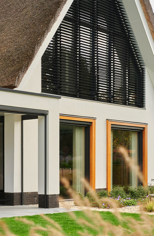 Natuurlijke materialen rietgedekte villa