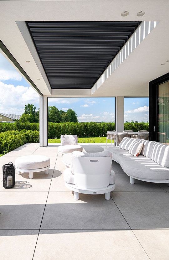 Overkapping luxe villa met lamellen