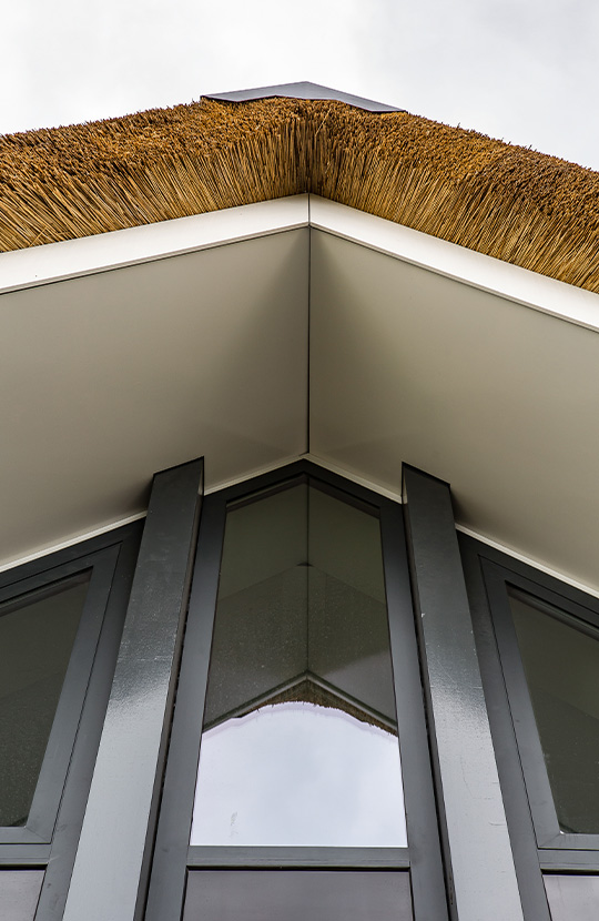 Imposante entree van een moderne schuurwoning