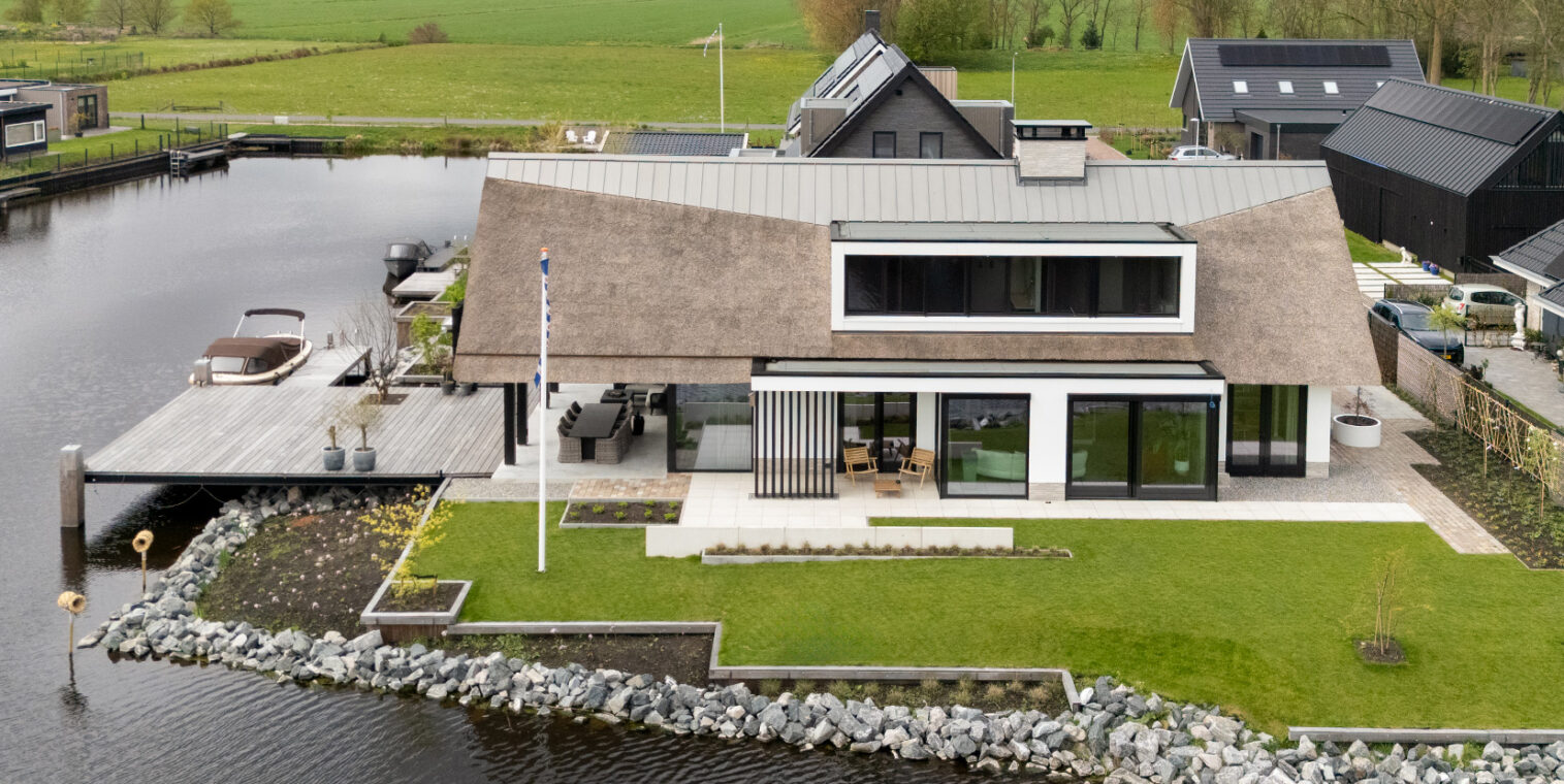 Ruime woning aan het water