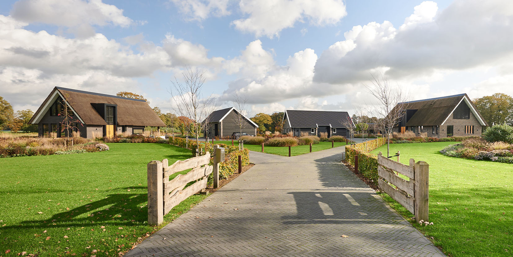Twee rietgedekte villa's op een perceel