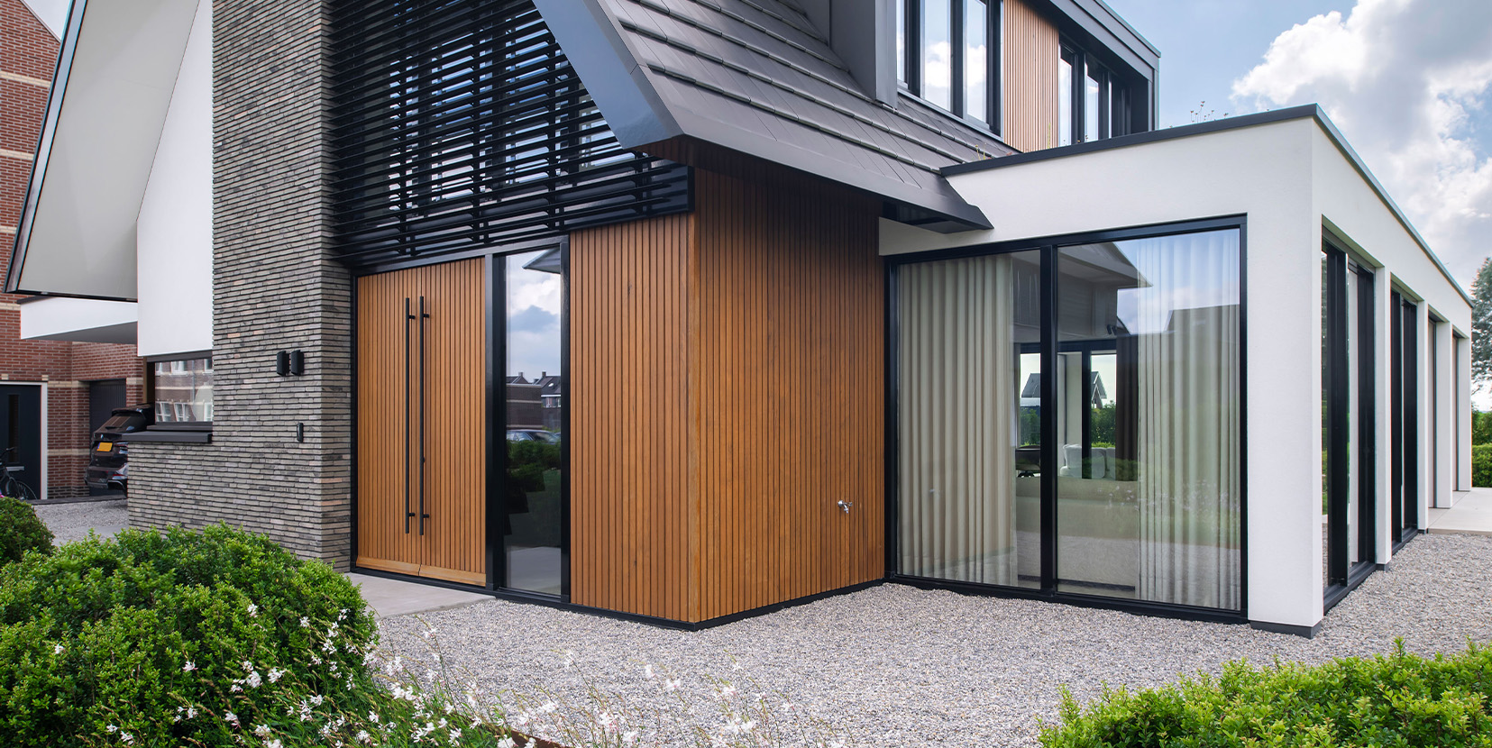 Voorzijde met houten afwerking vrijstaande woning