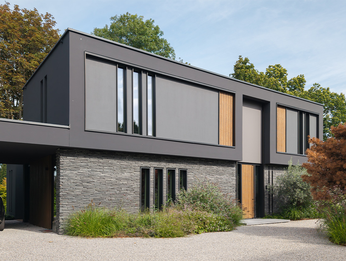 Voorkant kubistische villa, strakke lijnen en ramen van grond tot plafond