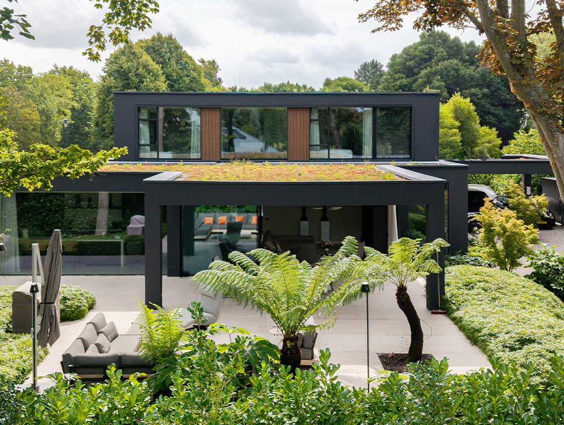 Prachtige kubistische villa die opgaat in de natuur