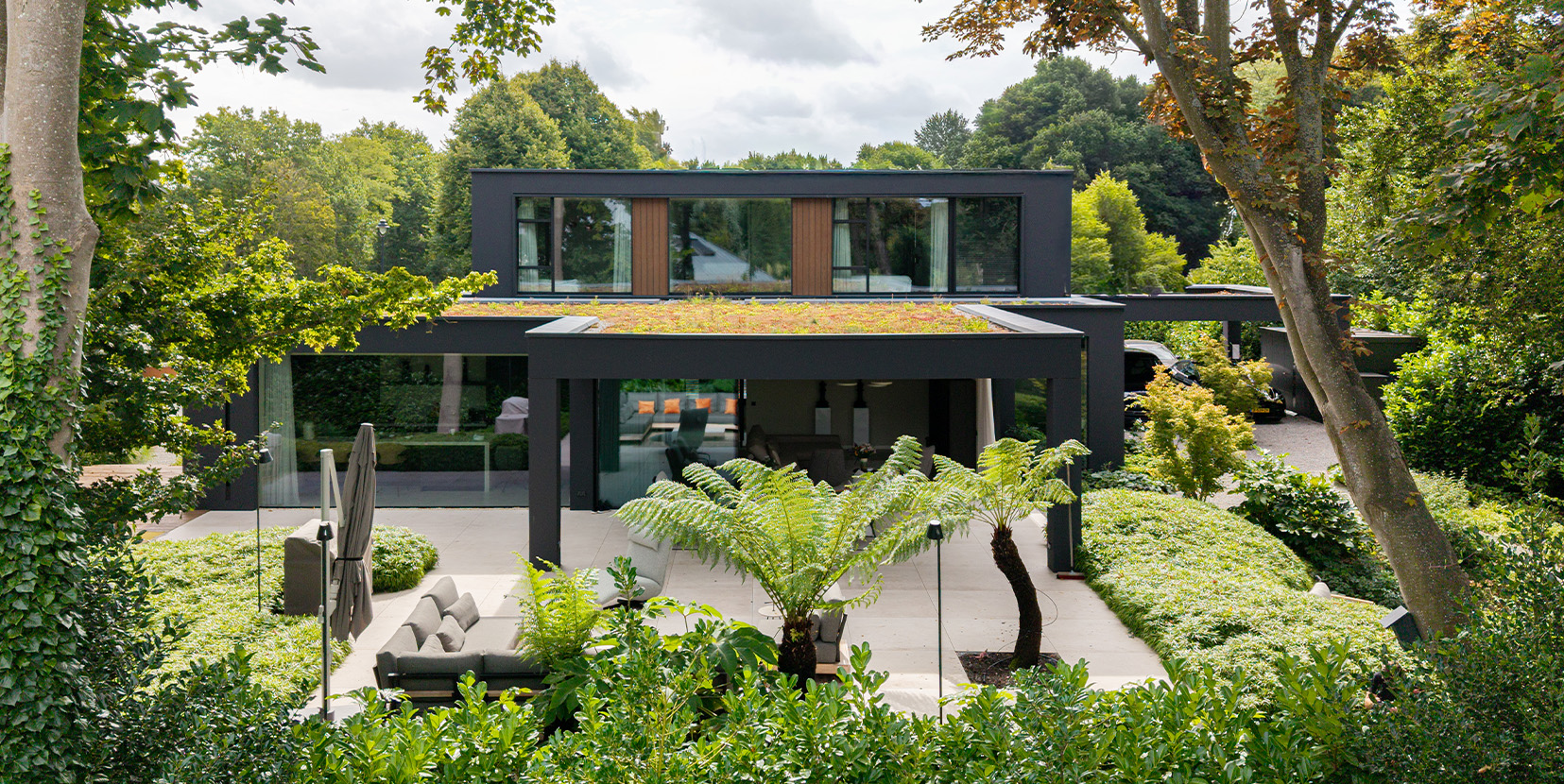 Prachtige kubistische villa die opgaat in de natuur