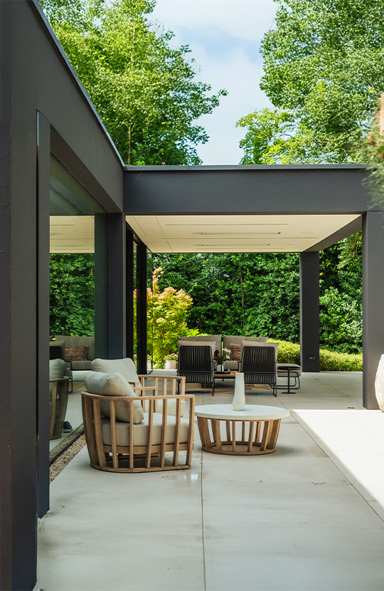 Terras van de kubistische villa