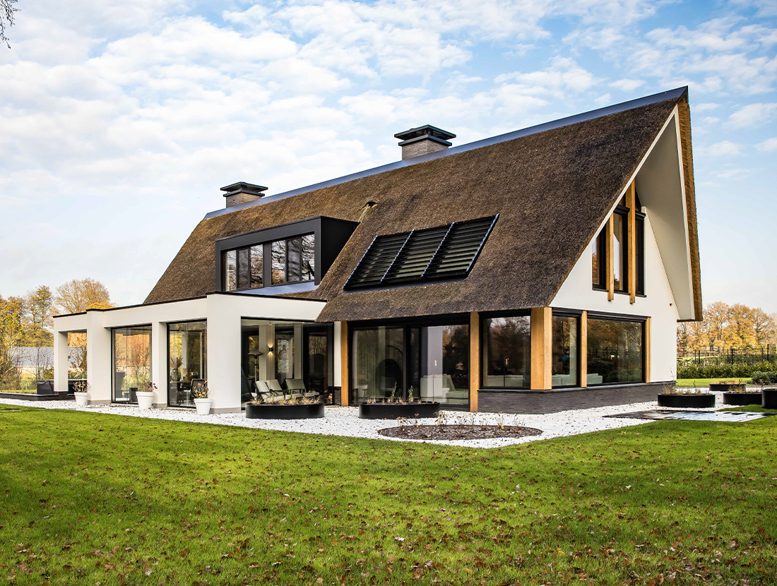 Rietgedekte villa in het groen