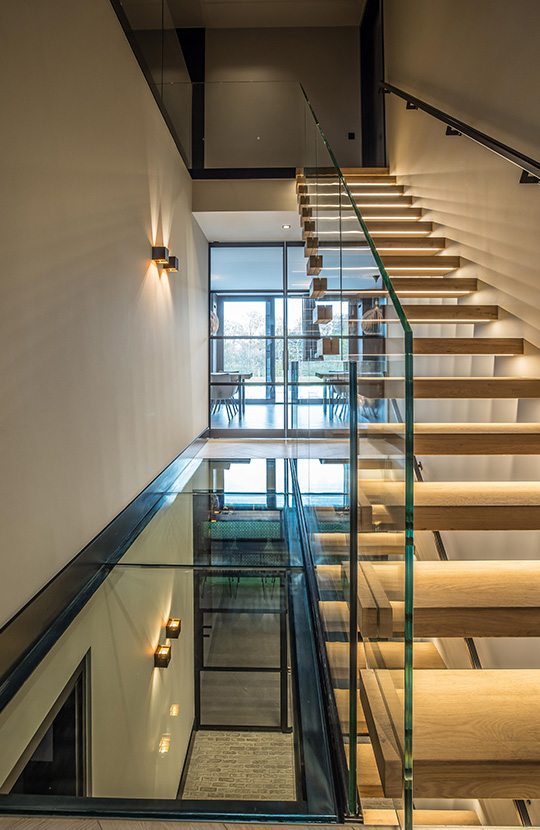 Glazen vloer voor extra lichtdoorstroming in luxe woning