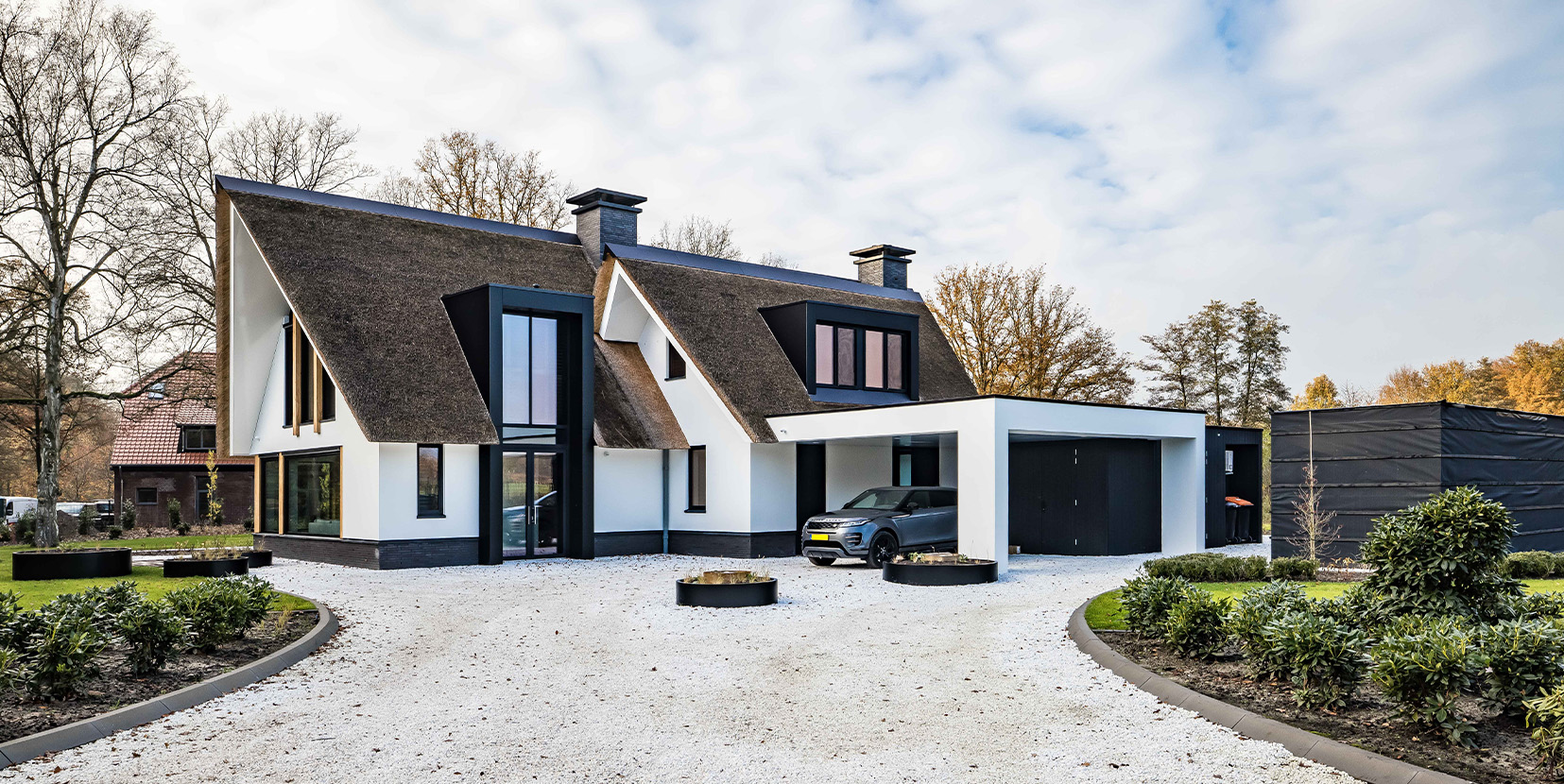 Luxe witte villa op riant perceel