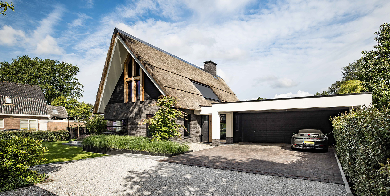 Luxe, rustieke villa met rieten kap