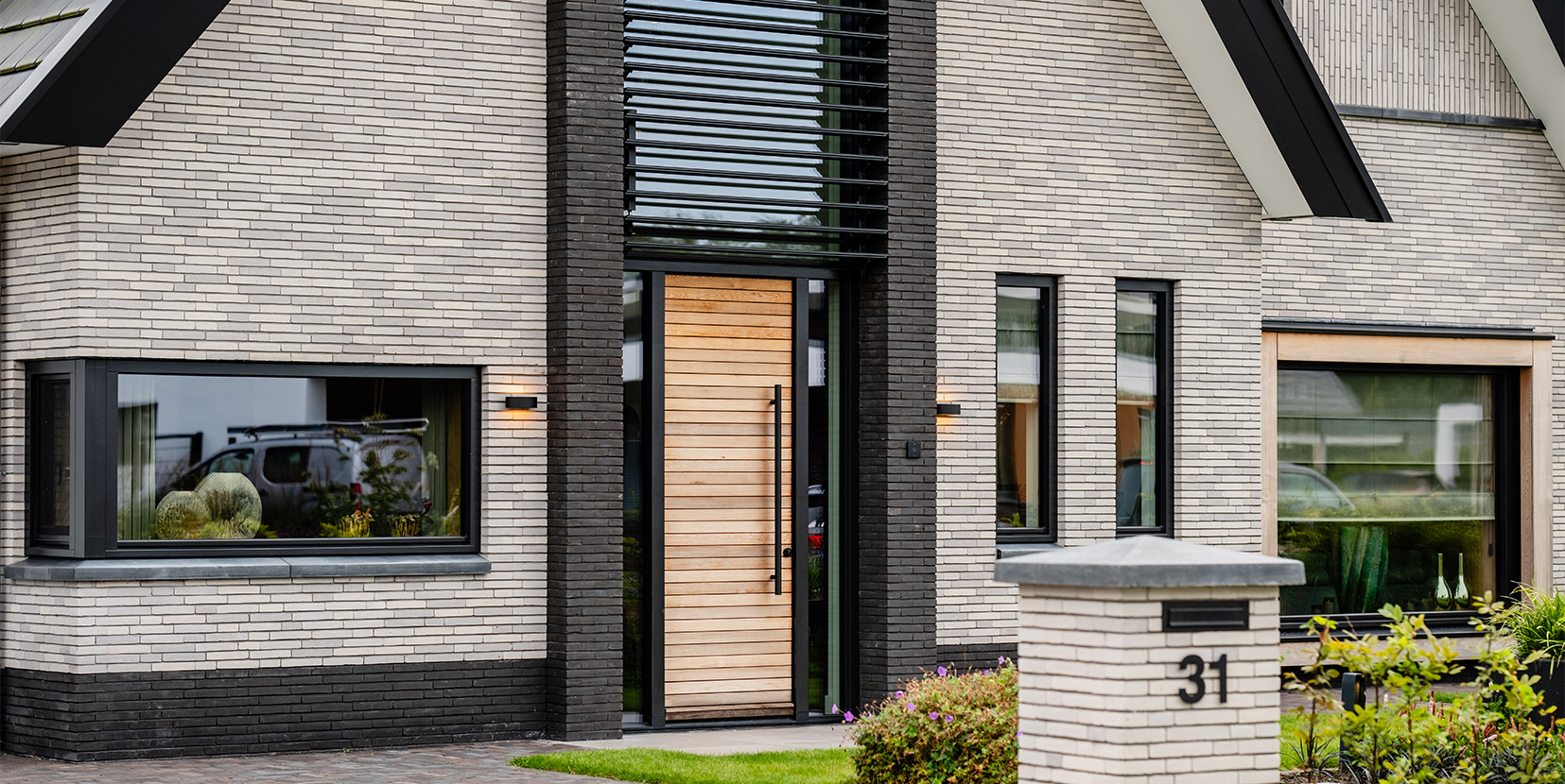Voordeur luxe villa in Enschede