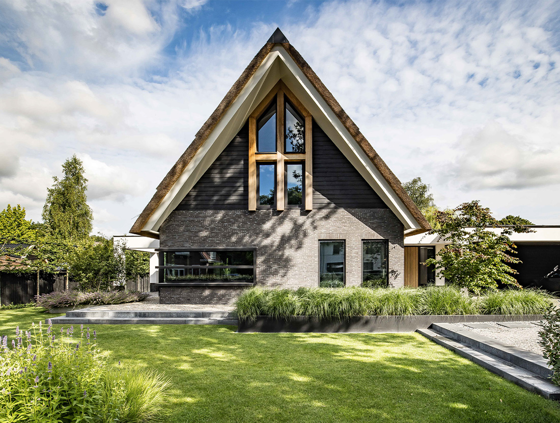 Voorkant van exclusieve villa met rieten dak
