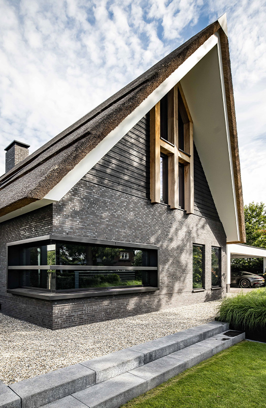 Houten frame bij donkere kozijnen in luxe woning