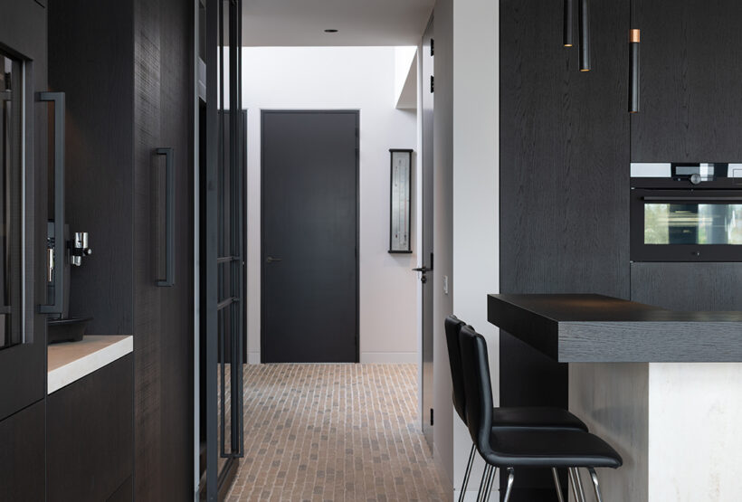 Moderne zwarte keuken in villa