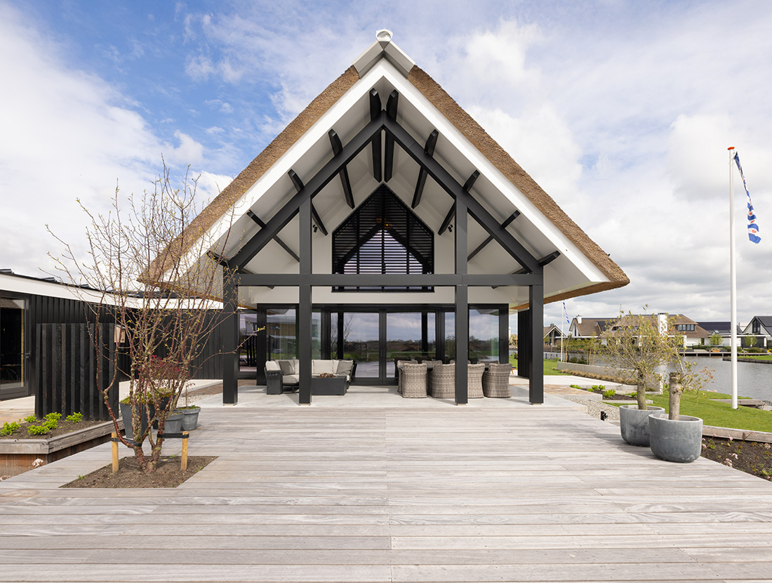 Overkapping riante woning villa rieten dak