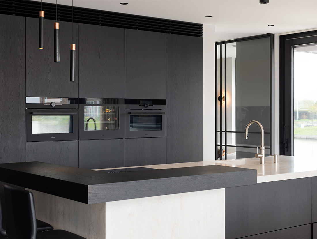 Zwarte moderne keuken in luxe villa