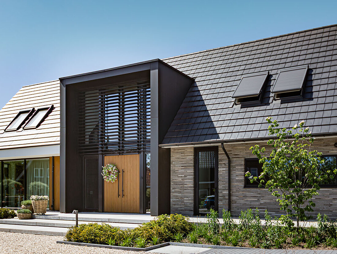 Moderne villa met donkere gevelstenen, ontworpen door Bekhuis & KleinJan