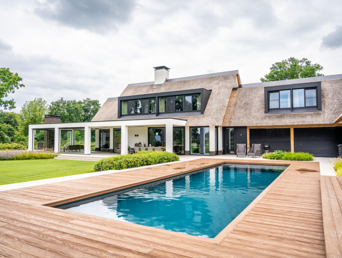 Moderne villa met rieten kap en zwembad in de tuin