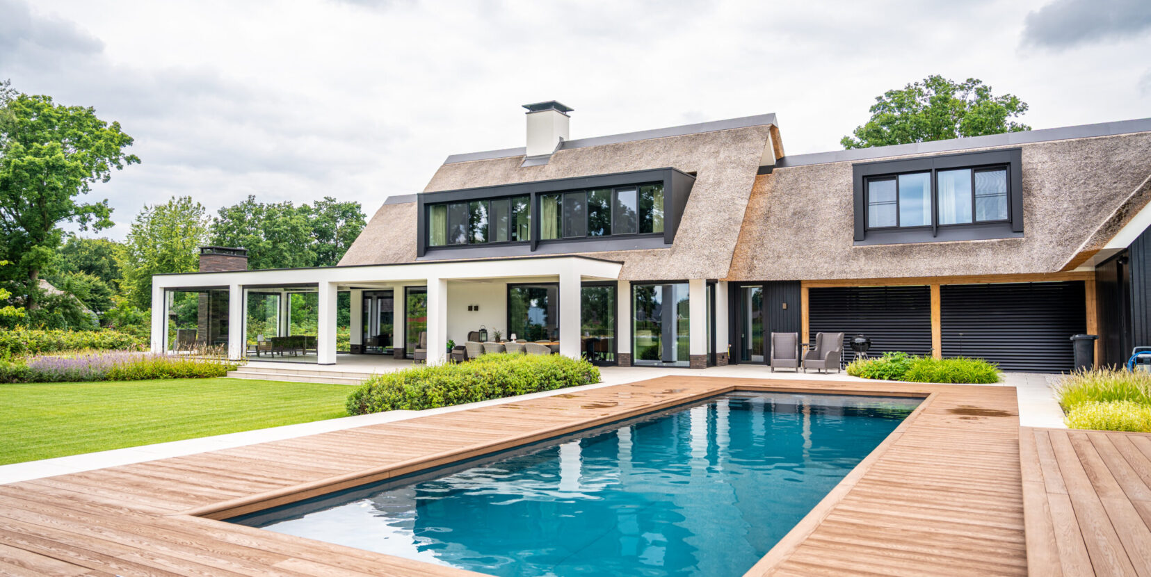 Moderne villa met rieten kap en zwembad in de tuin