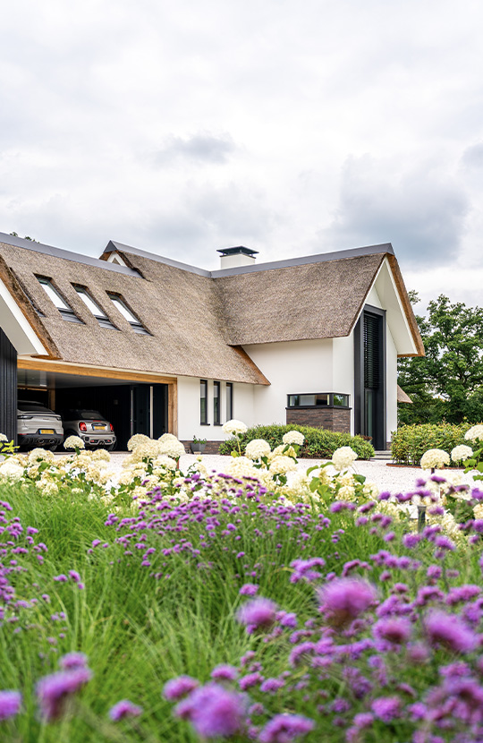 Moderne villa met royale overstekken en rustige architectuur