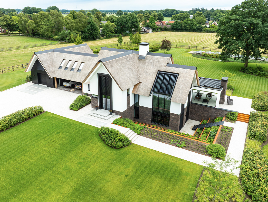 Moderne villa ontworpen door Bekhuis & KleinJan met grote glaspartijen en zicht op het landschap