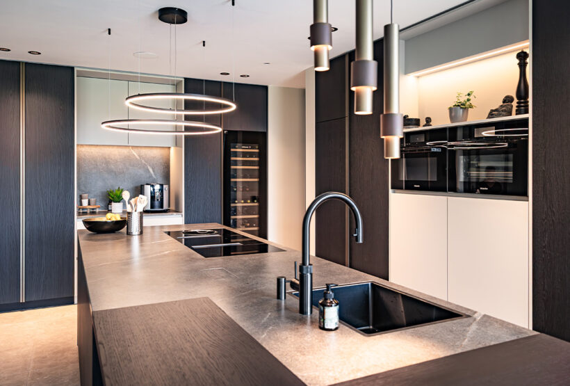 Prachtige keuken die past in het ontwerp van de moderne villa van Bekhuis & KleinJan