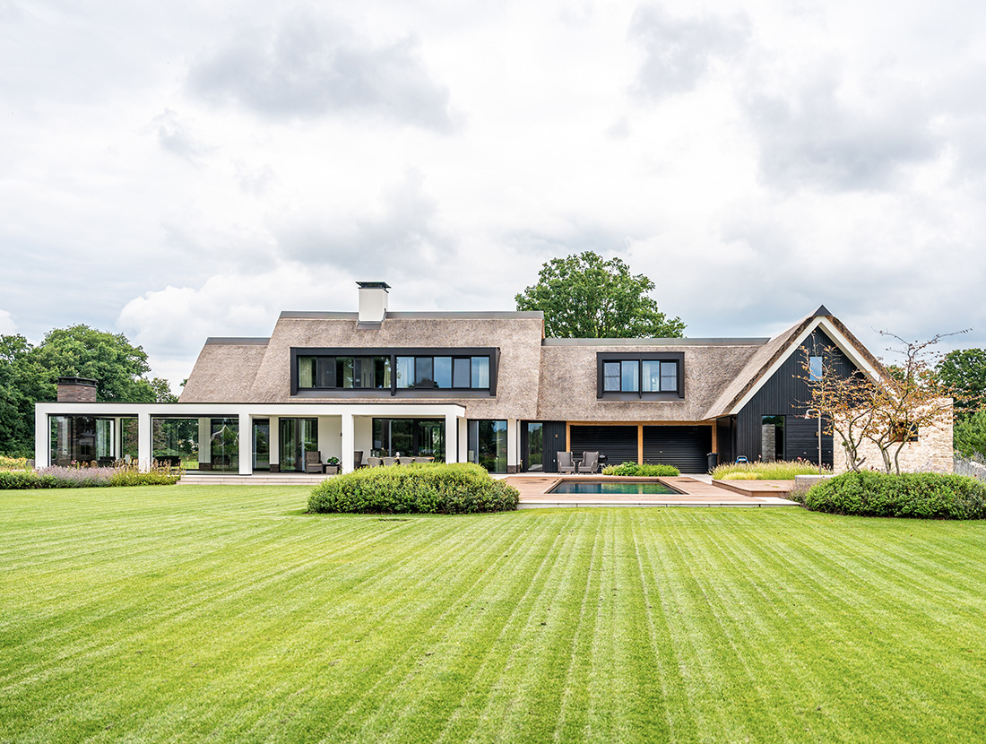Achtertuin van moderne villa ontworpen door Bekhuis & KleinJan