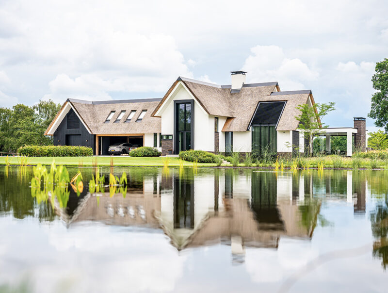 Moderne villa aan het water