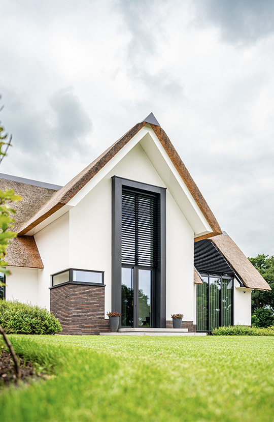 Moderne villa met royale entree en rieten kap, ontworpen door Bekhuis & KleinJan