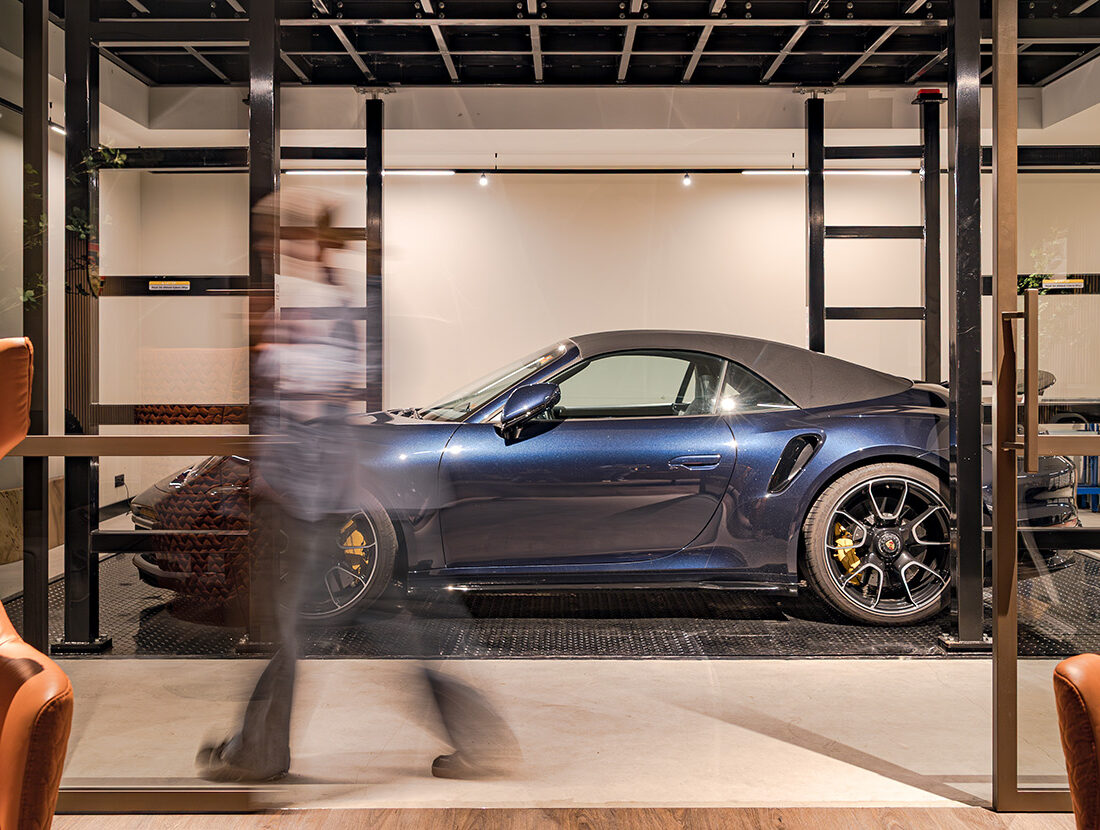 Royale villa met autolift naar de kelder