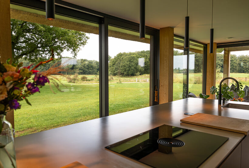 Uitzicht vanuit de keuken, schuurwoning ontworpen door Bekhuis & KleinJan