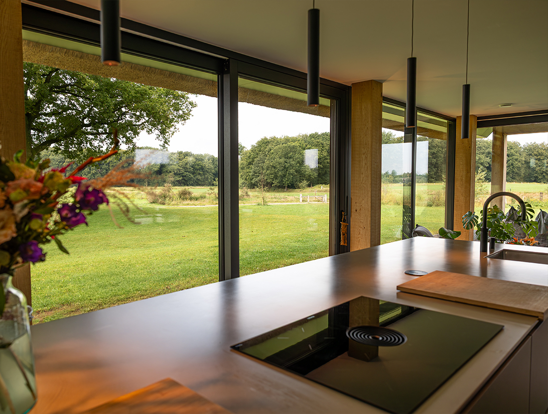 Uitzicht vanuit de keuken, schuurwoning ontworpen door Bekhuis & KleinJan