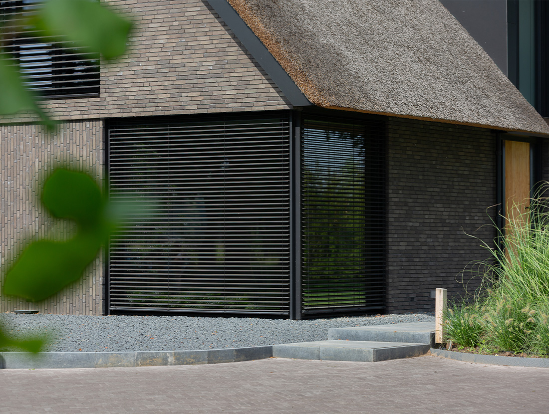 Lamellen bij een luxe, moderne schuurwoning