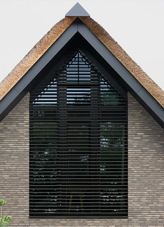 Symmetrische gevel van de schuurwoning ontworpen door Bekhuis & KleinJan
