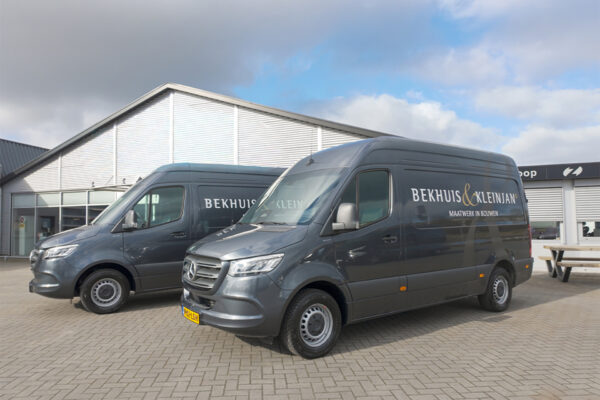 Werkbus van timmermannen en voormannen in een bouwproject