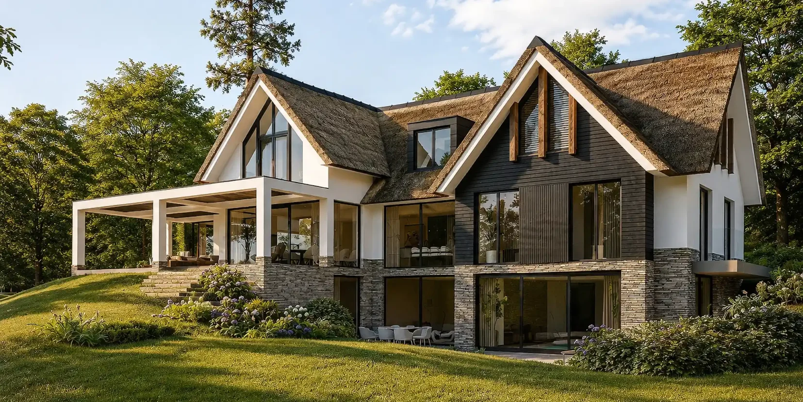Moderne landelijke villa met rieten kap en grote glaspartijen, ontworpen door Bekhuis & KleinJan