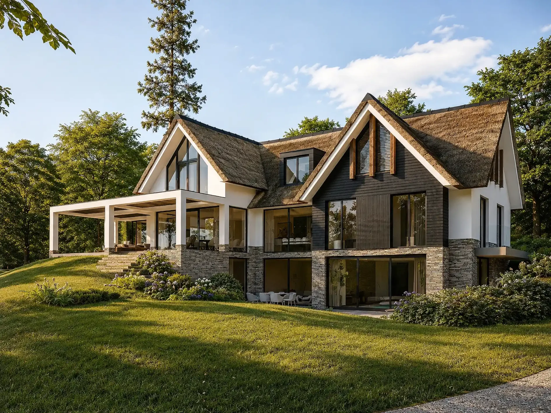 Moderne landelijke villa met rieten kap en grote glaspartijen, ontworpen door Bekhuis & KleinJan